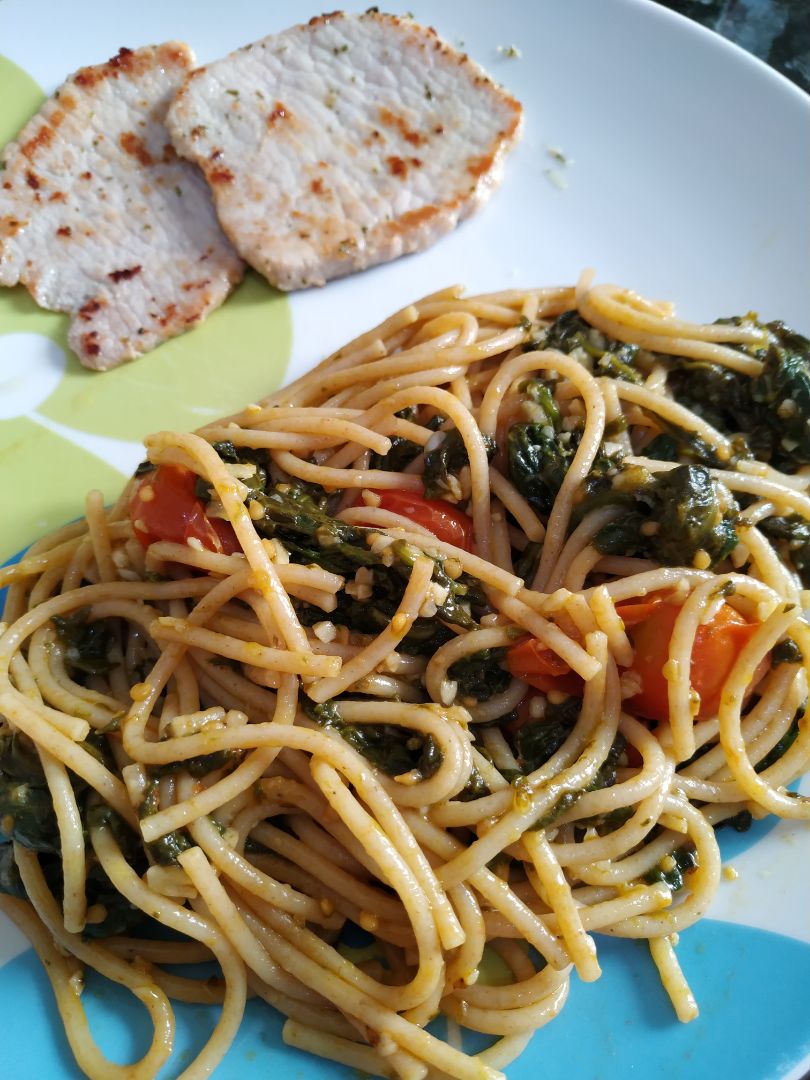 Spaghettis integrales con espinacas y tomates cherris Spaghettis integrales con espinacas y tomates cherris