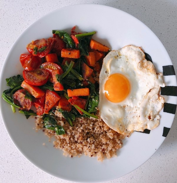 Verduras salteadas con huevo a la plancha  y quinoa