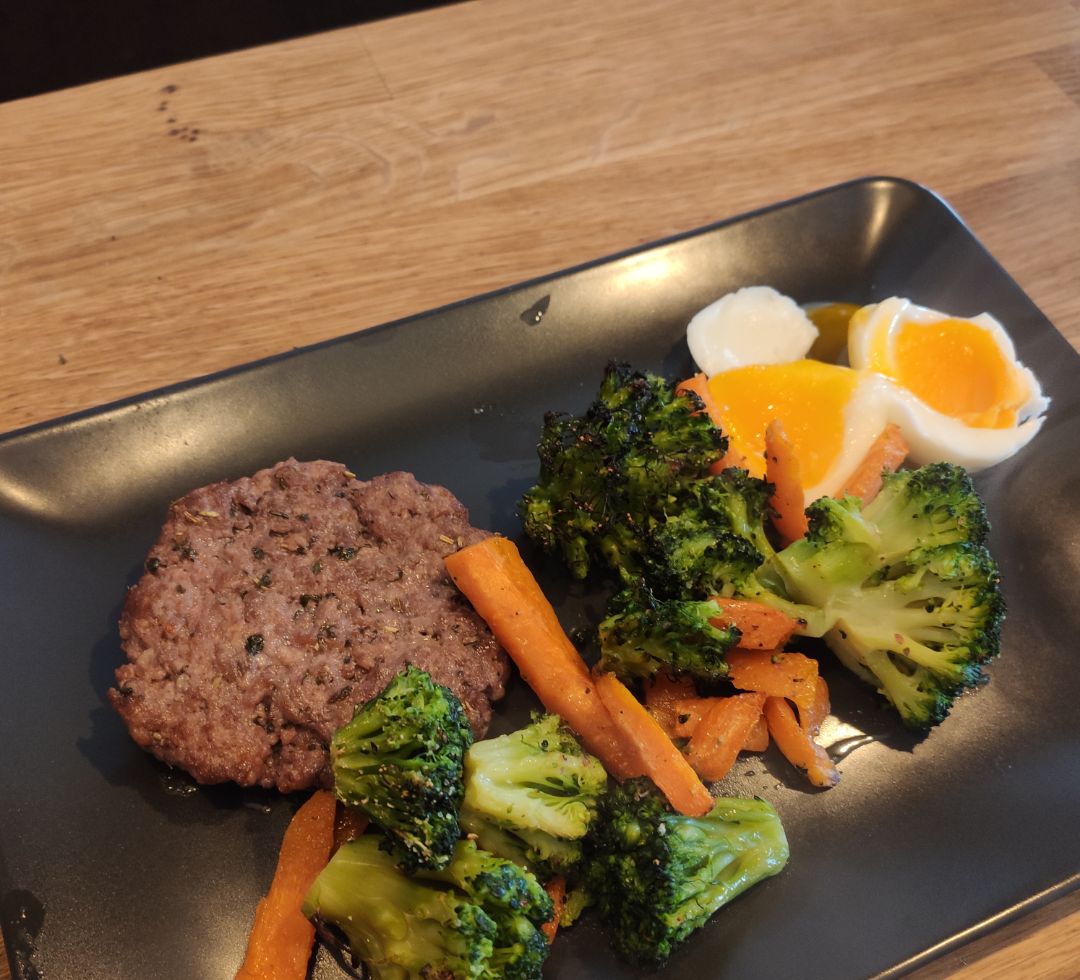 Hamburguesa con brocoli zanahorias al horno y huevo Hamburguesa con brocoli zanahorias al horno y huevo