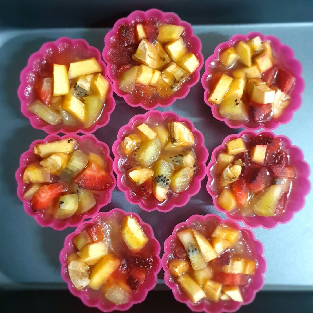 Gelatina de té verde y frutas