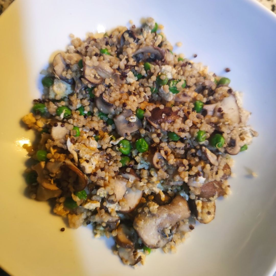 Champiñones revueltos con quinoa y guisantes