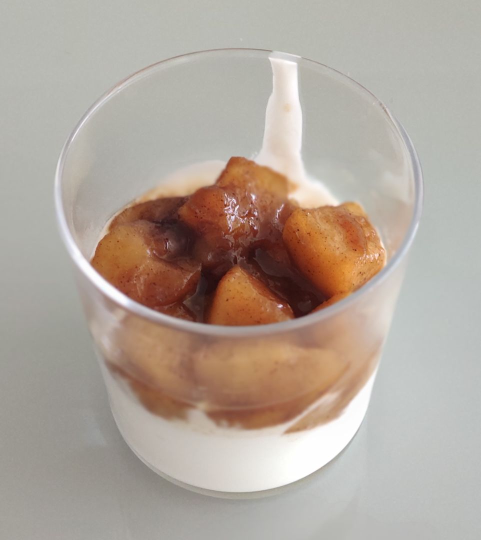 Compota de manzana con yogur natural Compota de manzana con yogur natural