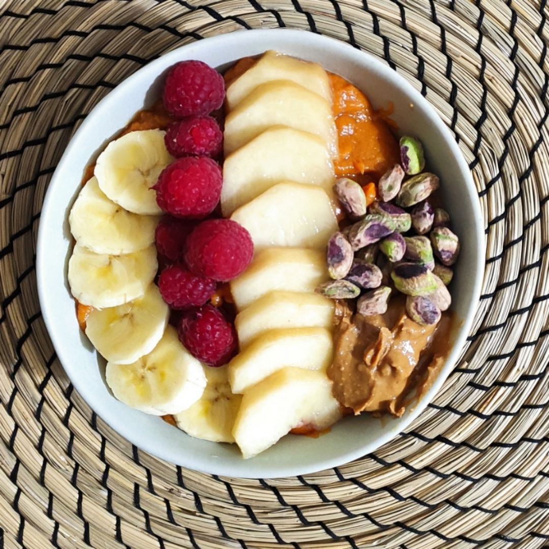 Bol dulce de boniato asado con fruta y pistachos Bol dulce de boniato asado con fruta y pistachos