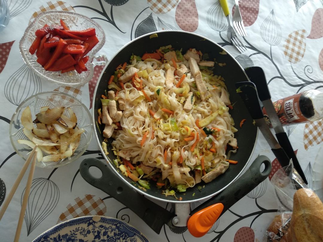 Noodles con verduras y pollo Noodles con verduras y pollo