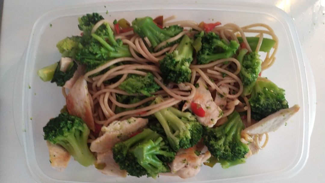 Pasta con verduras y pollo