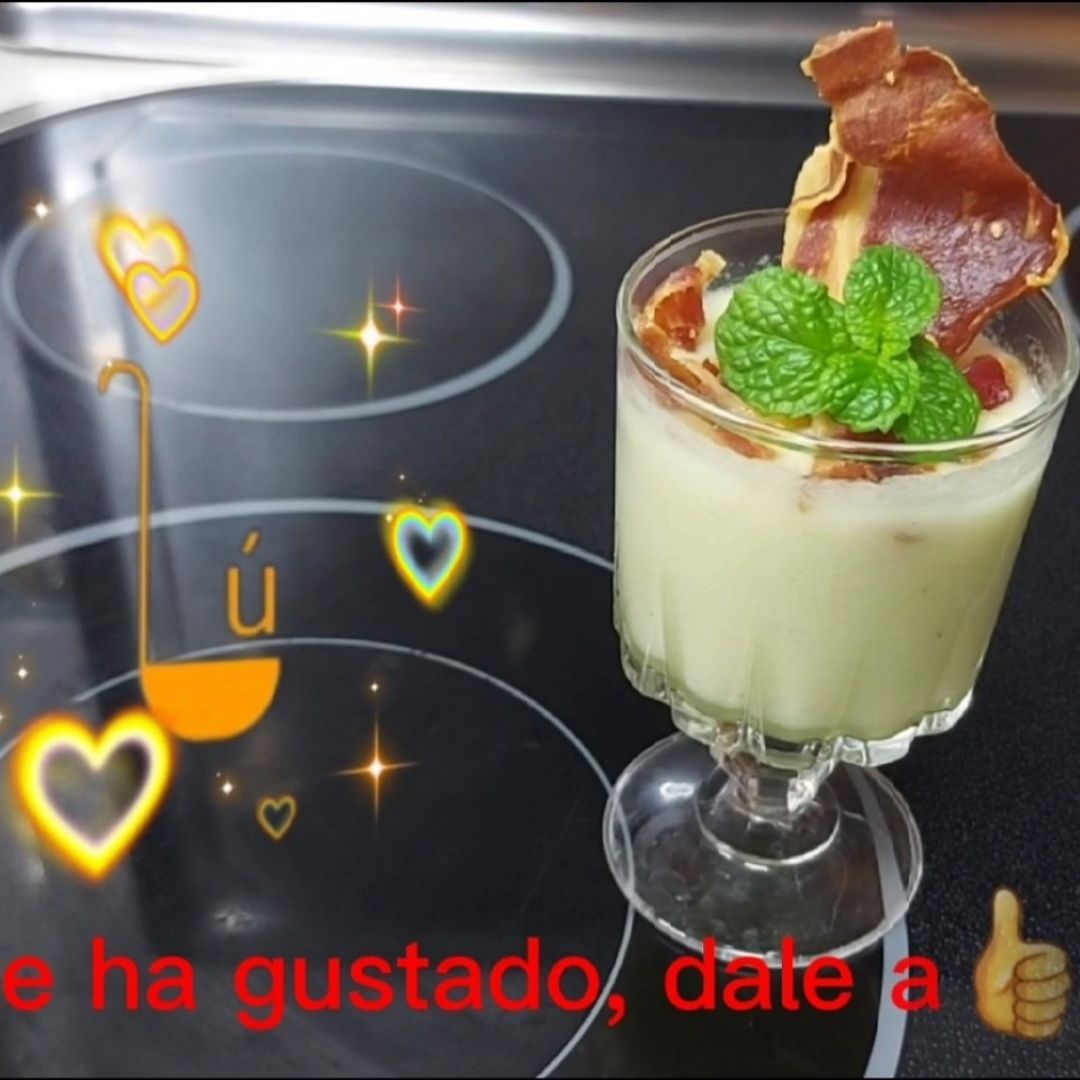 Gazpacho de melón con crujiente de jamón ibérico Gazpacho de melón con crujiente de jamón ibérico