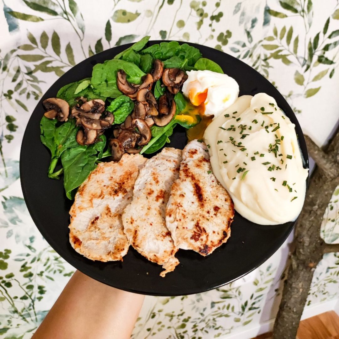 Cinta de lomo acompañada de espinacas con portobellos, huevo poché y puré de patatas Cinta de lomo acompañada de espinacas con portobellos, huevo poché y puré de patatas