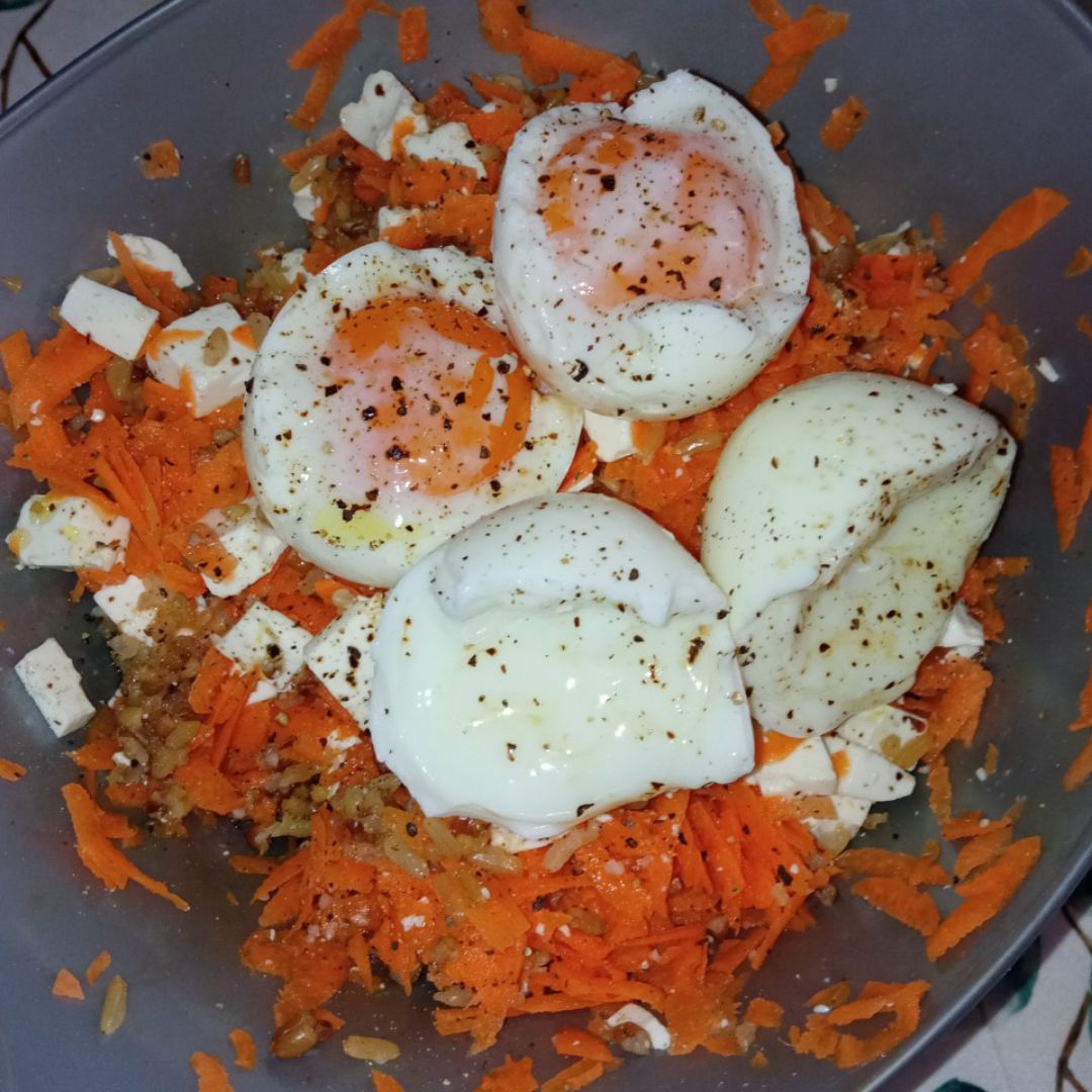 Ensalada de zanahoria y huevos escalfados Ensalada de zanahoria y huevos escalfados