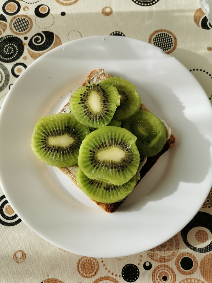 Tostada con kiwi Tostada con kiwi