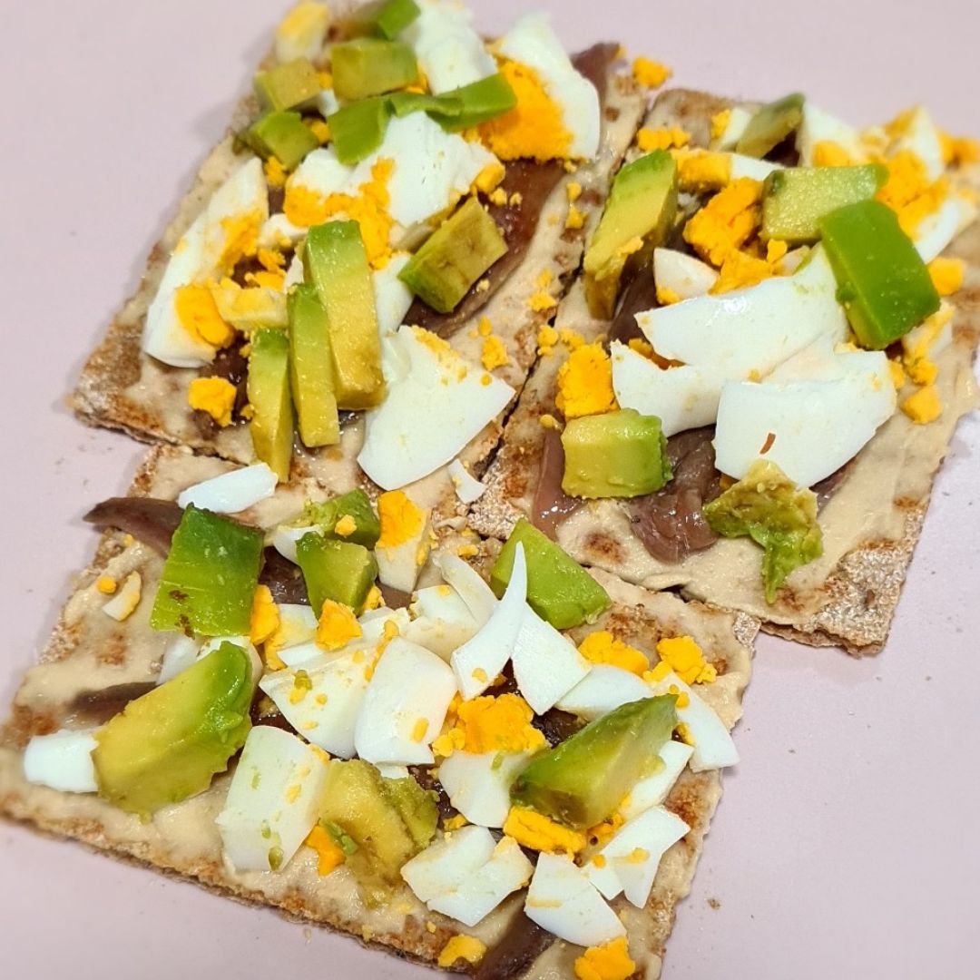 Tostas de sésamo con aguacate, huevo y anchoas. Paso 0