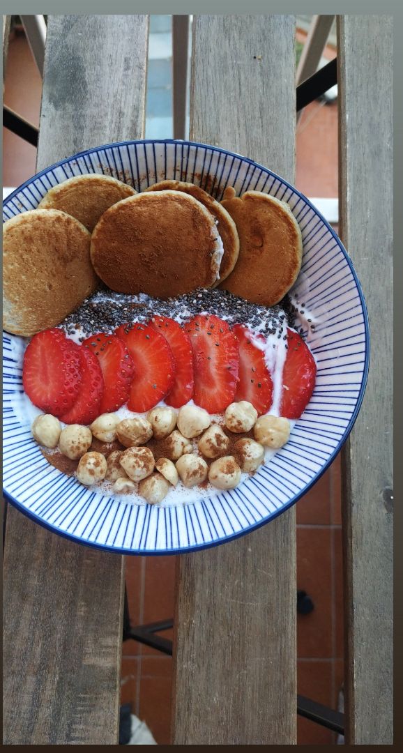 Bol de yogur con tortitas, fresas y chía