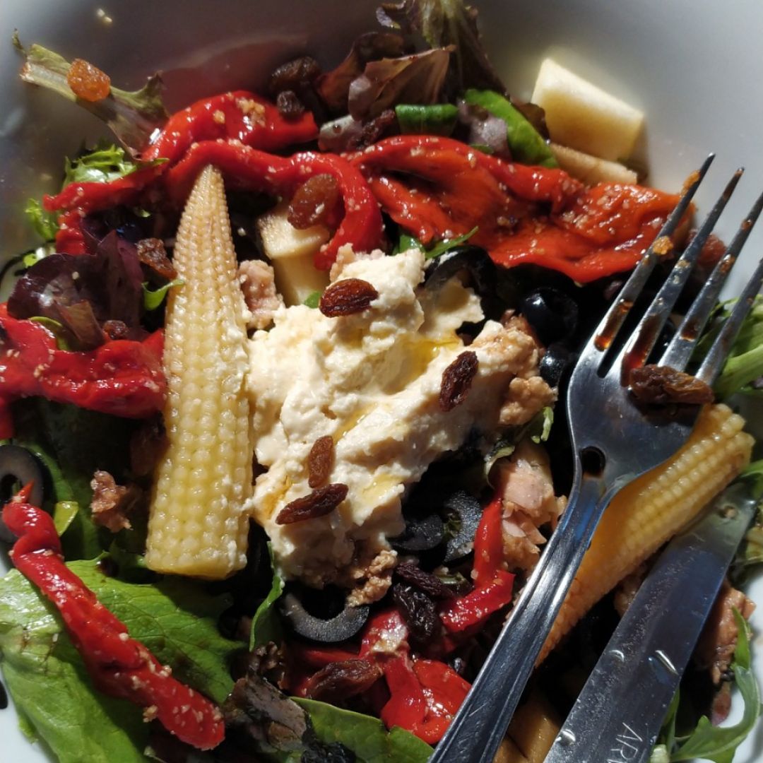 Ensalada completa con hummus