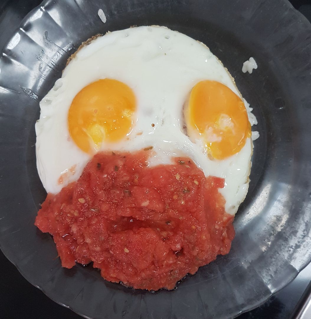 Arroz con huevo y tomate Arroz con huevo y tomate