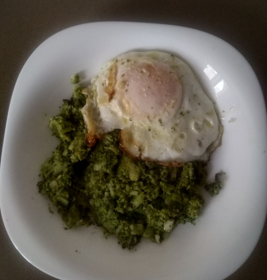 Brócoli con huevo a la plancha