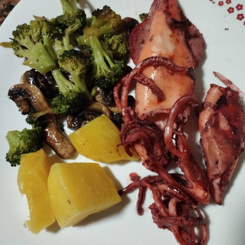 Calamares con brócoli, champiñones y patata Calamares con brócoli, champiñones y patata