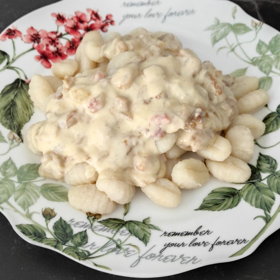 Gnocchi con salsa de queso, boletus y jamon.