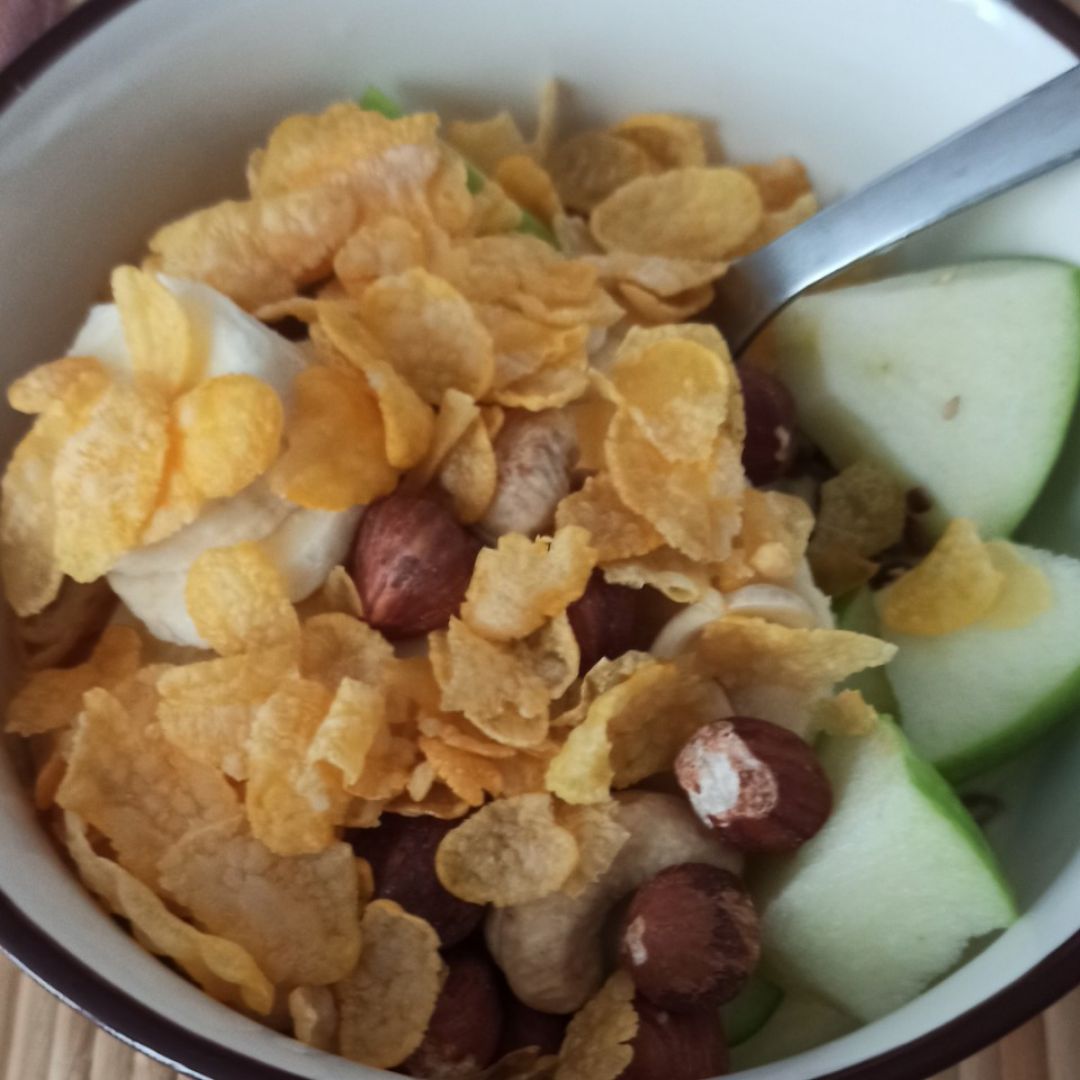 Yogur con fruta y cereales Yogur con fruta y cereales