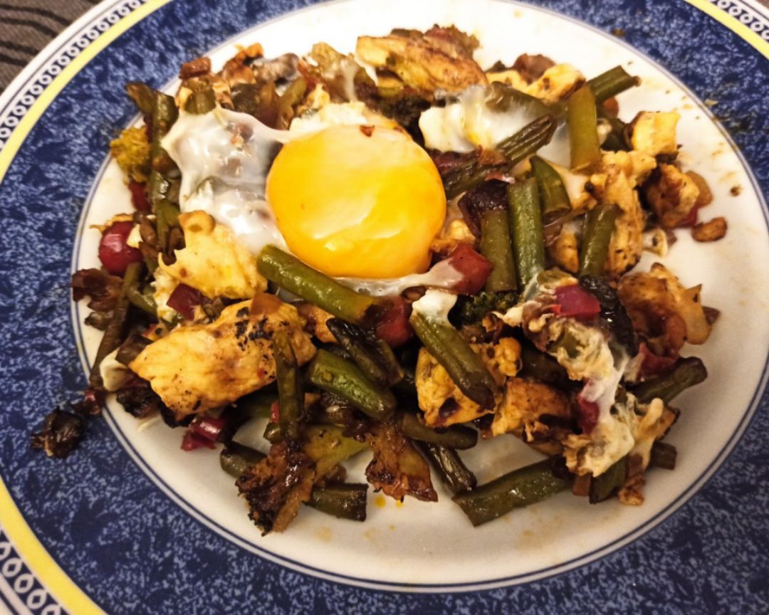 Verduras salteadas con pollo y huevo Verduras salteadas con pollo y huevo