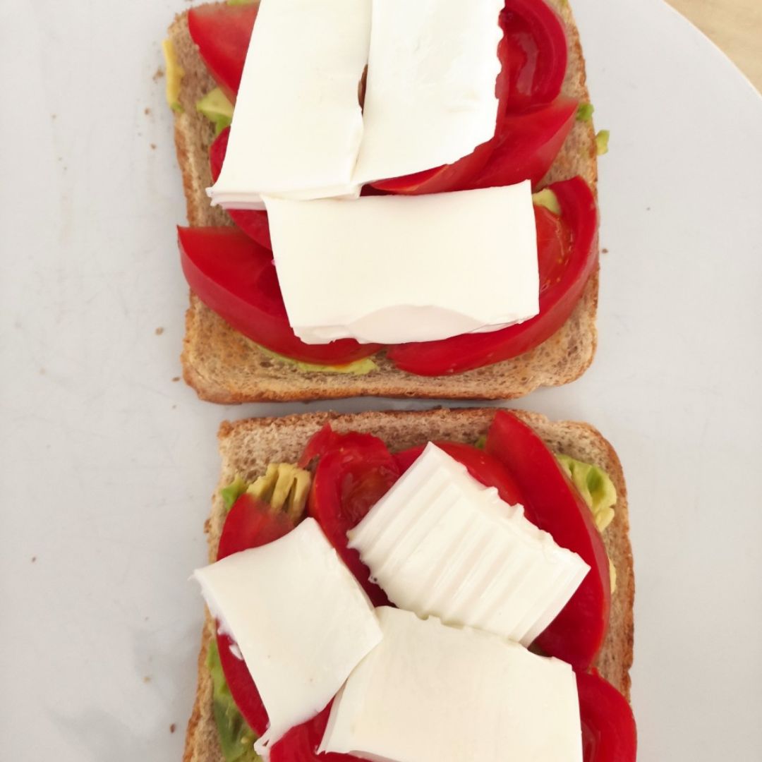 Tostada de aguacate, tomate y queso