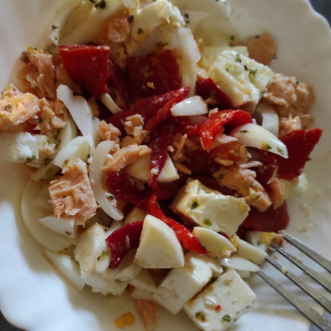 Ensalada de pimientos del piquillo y salmón