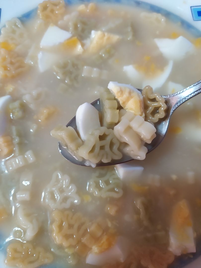 Sopa de dinosaurios y un huevo cocido