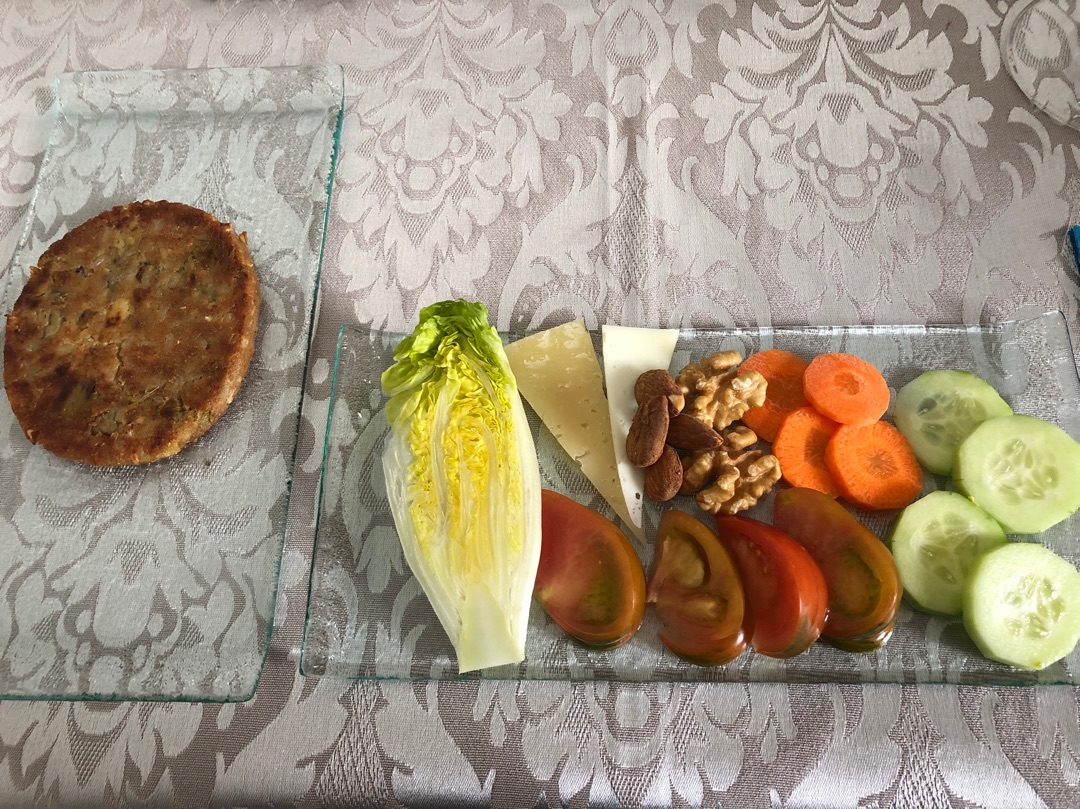 Hamburguesa de verduras bio acompañada de ensalada variada