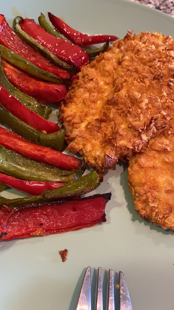 Pechuga de pollo “empanada” con pimientos al horno