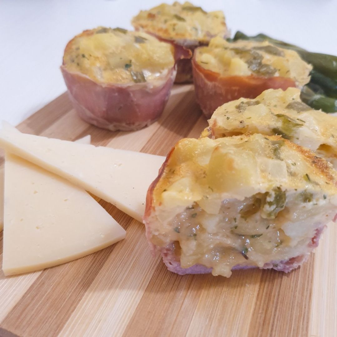 Tartaletas de jamón rellenas de tortilla de patata,cebolla y pimiento.