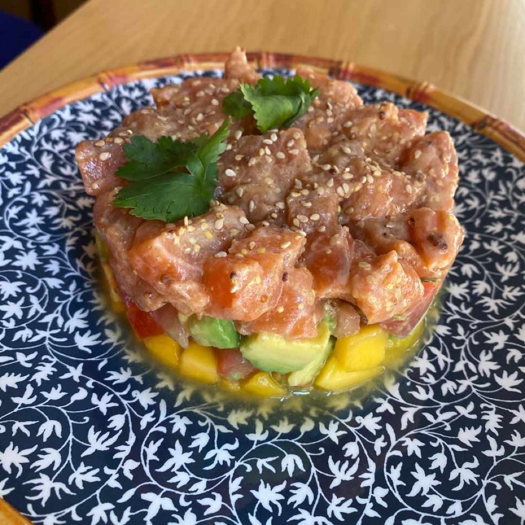 Tartar de salmón con aguacate y mango