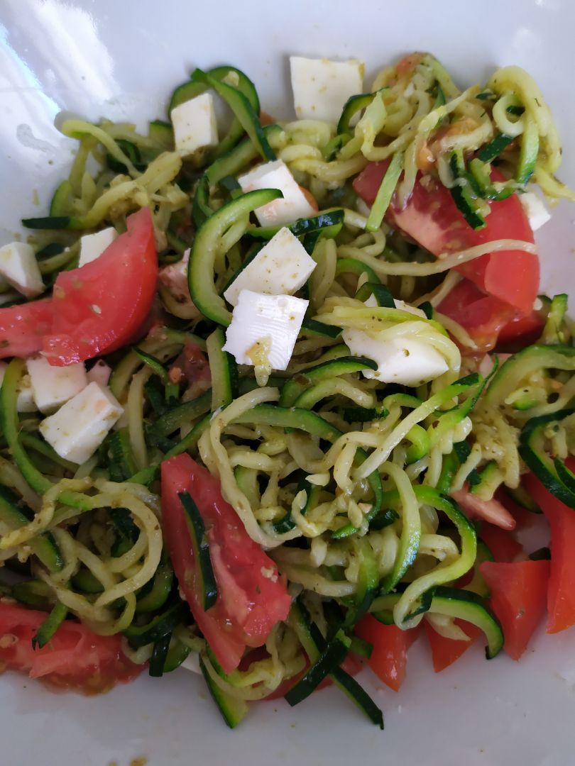 Espaguetis de calabacín con tomate, queso fresco y pesto. 