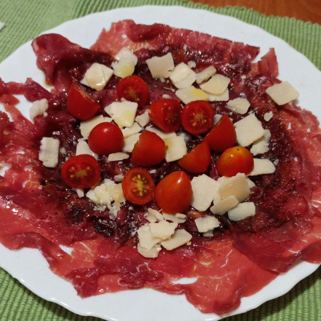 Carpaccio con cherrys y parmesano