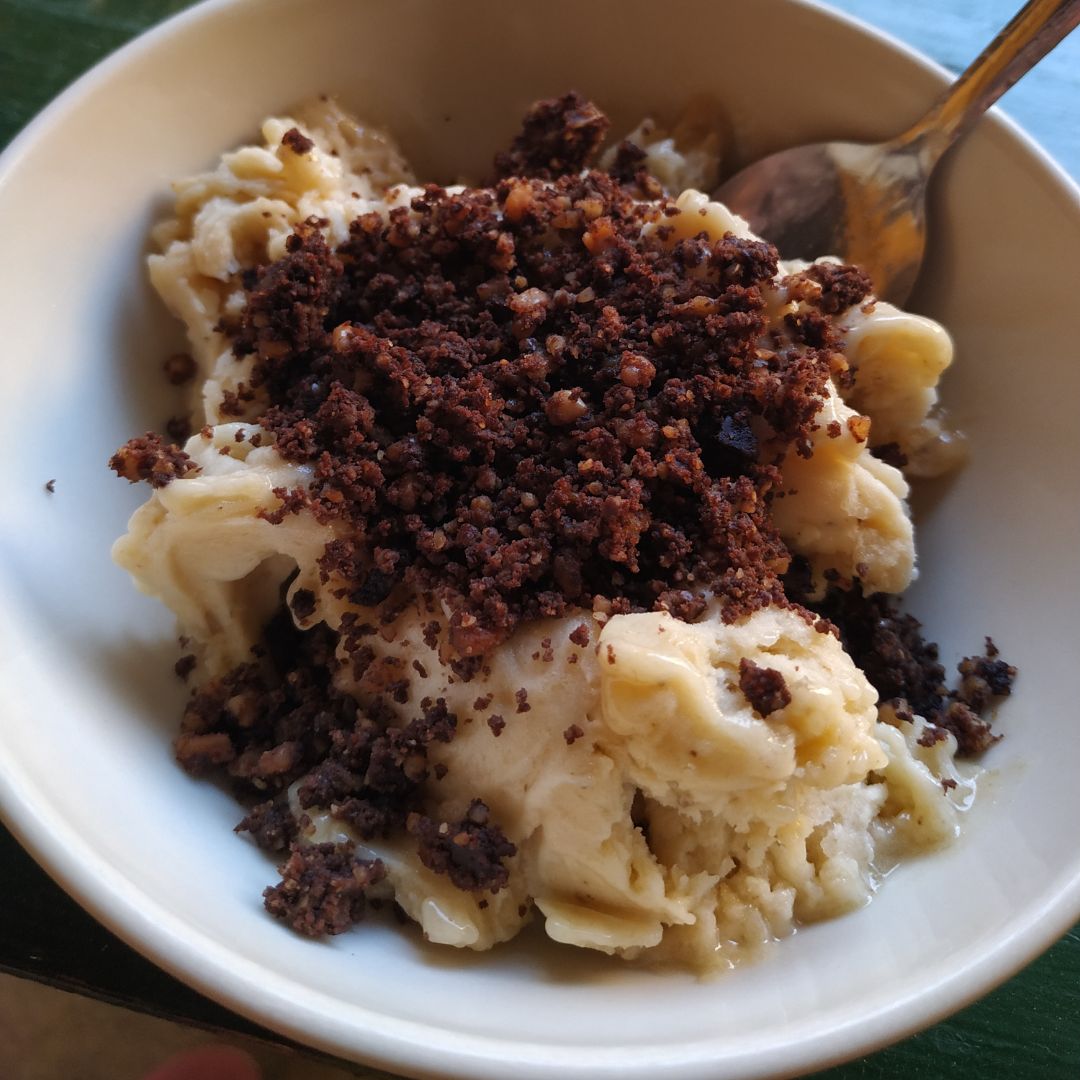 Helado de plátano con topping cookies