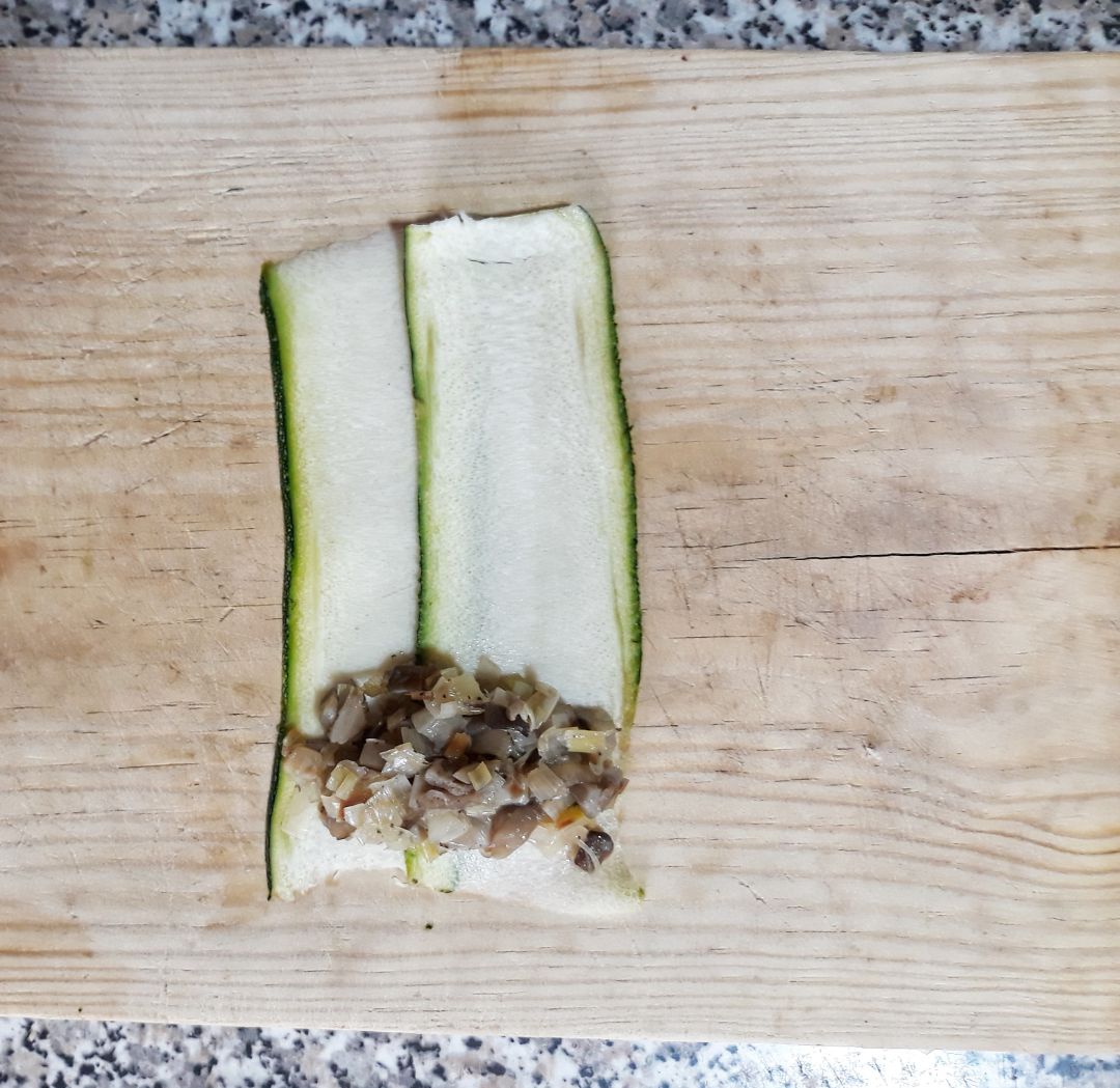 🌱CANELONES DE CALABACÍN RELLENOS DE SETA Y PUERRO🌱 Paso 1 🌱CANELONES DE CALABACÍN RELLENOS DE SETA Y PUERRO🌱 Paso 1