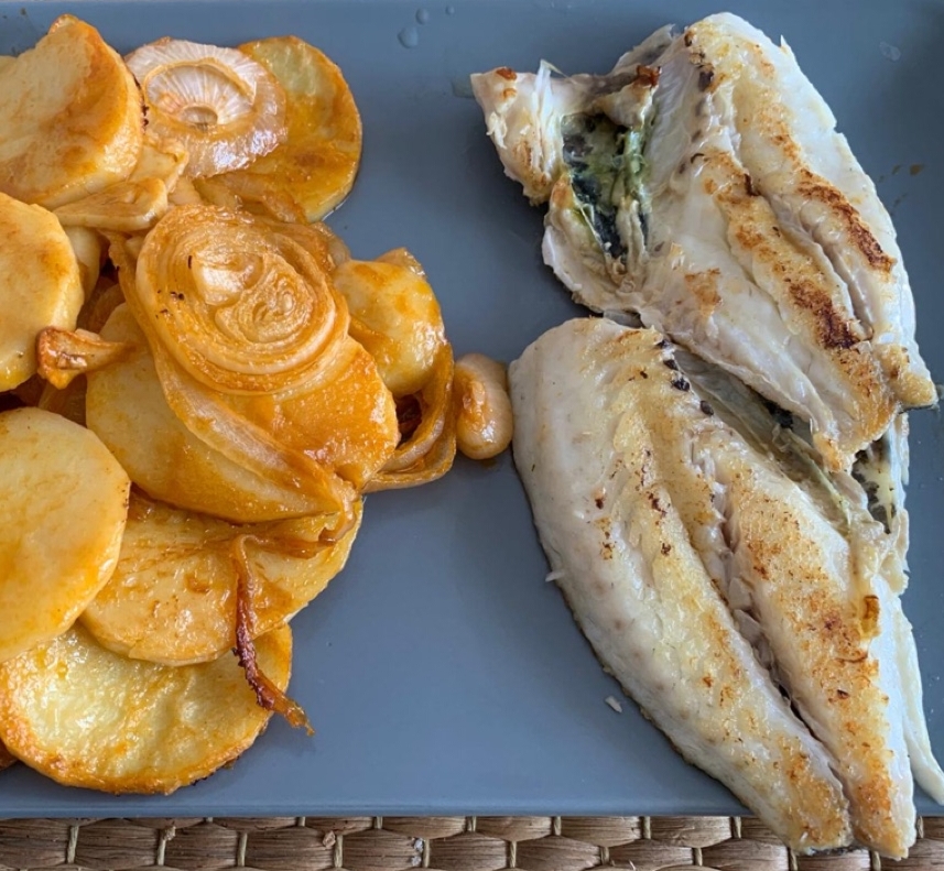 Dorada con patatas y cebolla al horno Dorada con patatas y cebolla al horno