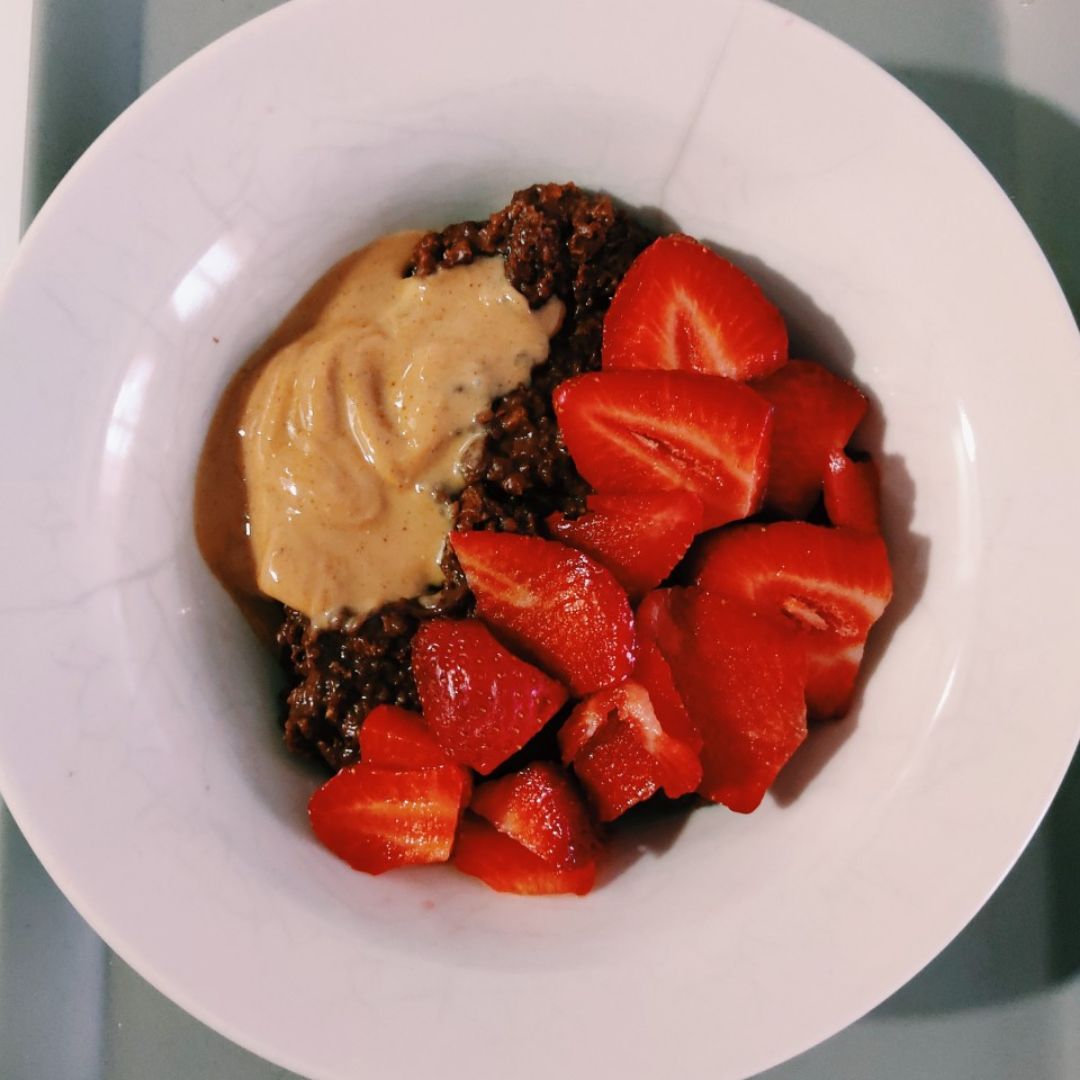 Porridge de avena con fresas, cacao y crema de cacahuete