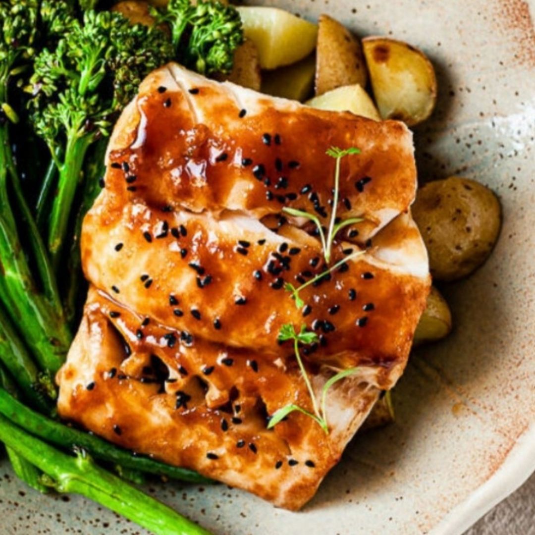 Salmón al horno con bimi y patatas