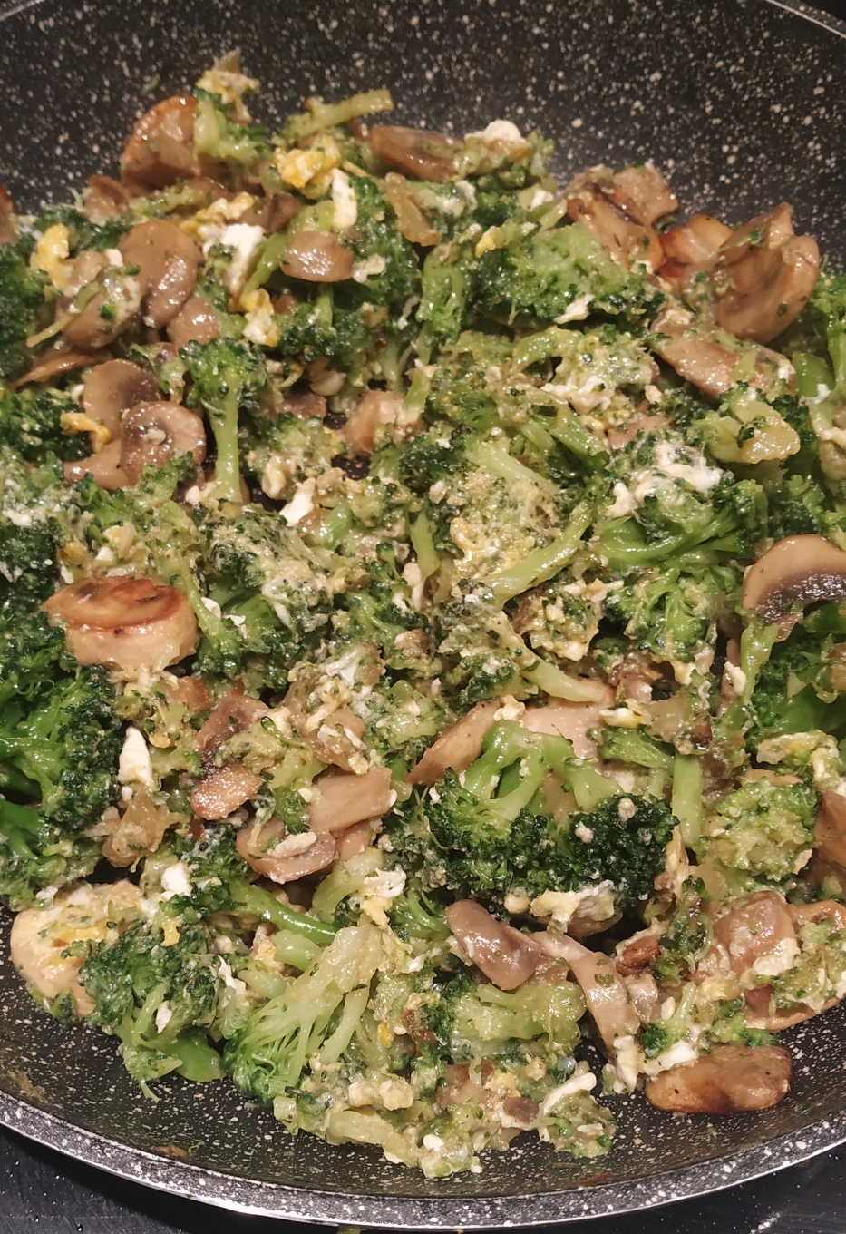 Huevos revueltos con brócoli y champiñones Huevos revueltos con brócoli y champiñones