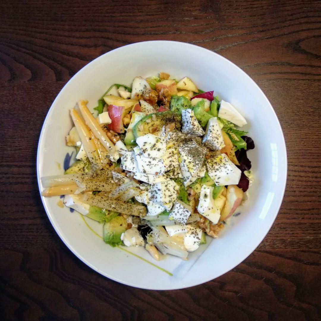 Ensalada de manzana, queso fresco y nueces