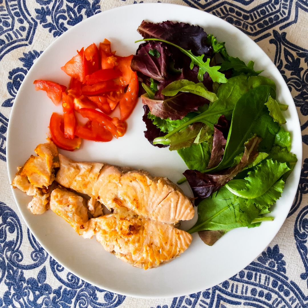 Salmón con brotes y tomate