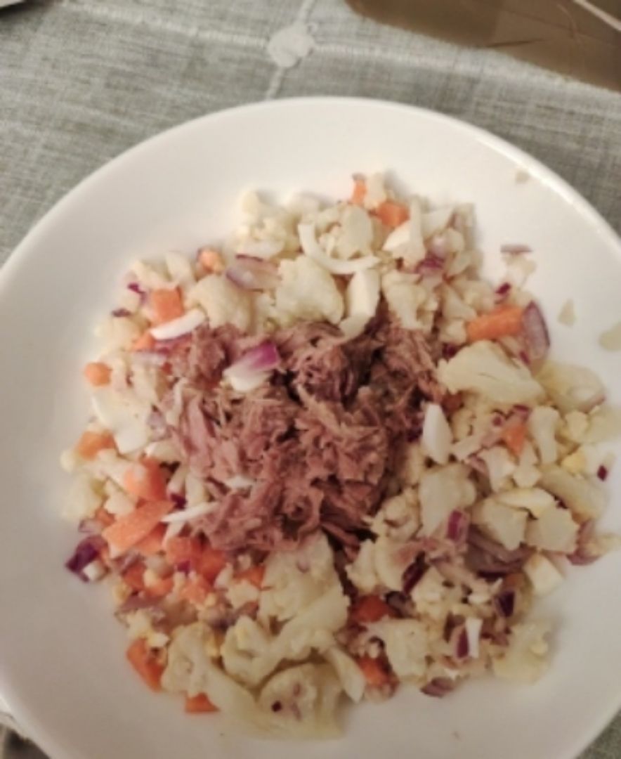 Ensalada fría coliflor, cebolla morada, zanahoria y atun