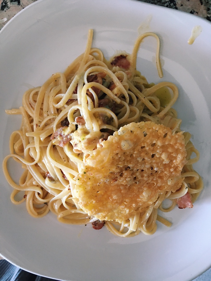 Tallarines carbonara  con aceite de hierbabuena y teja de queso