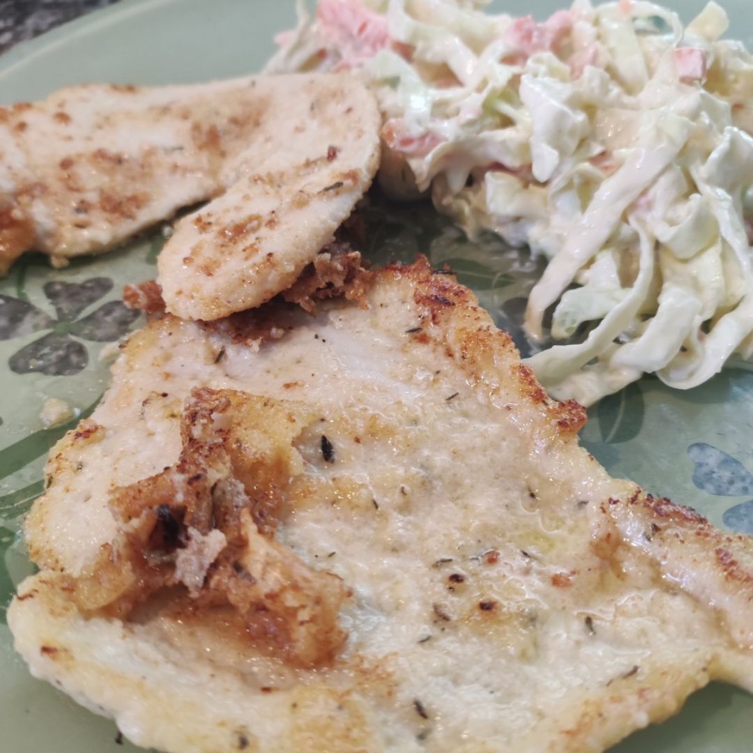 Pechugas de pollo a la parmesana con ensalada de col