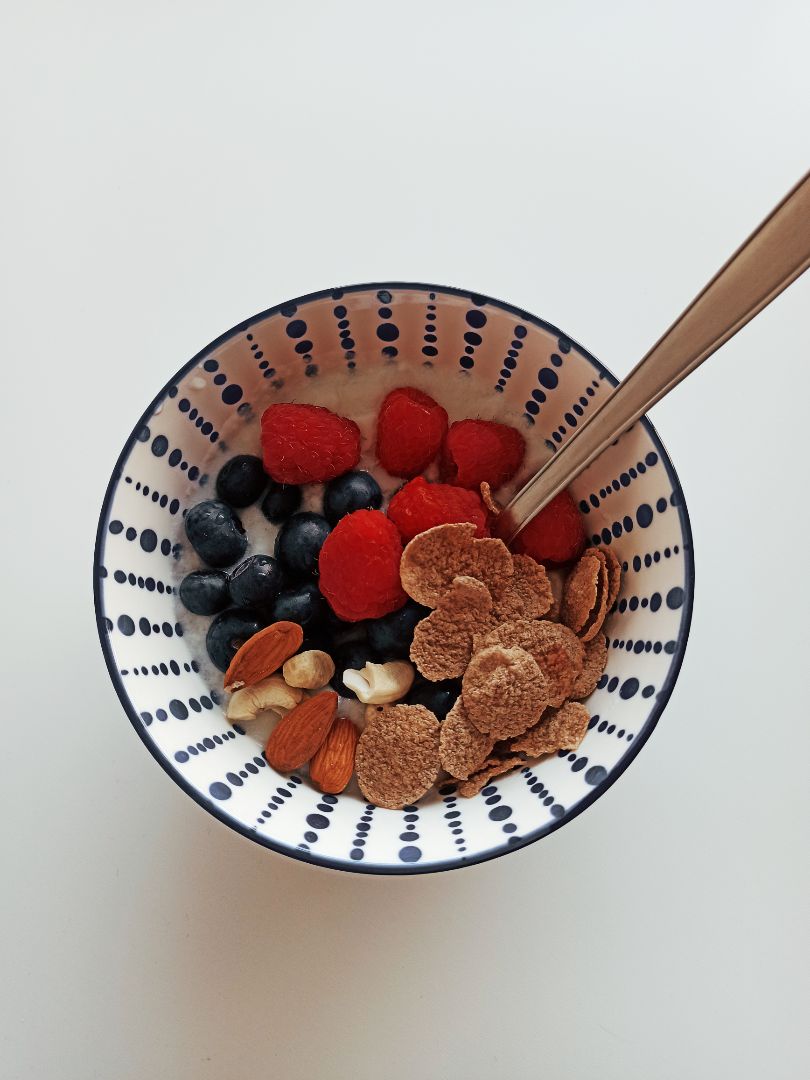 Bowl de yogur con arándanos, frambuesas, frutos secos y cereales