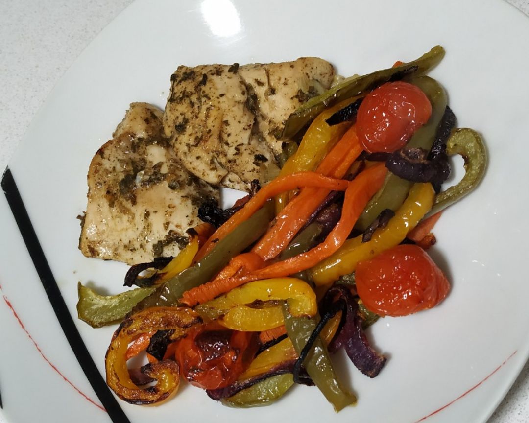 Pechuga de pollo con verduras al horno