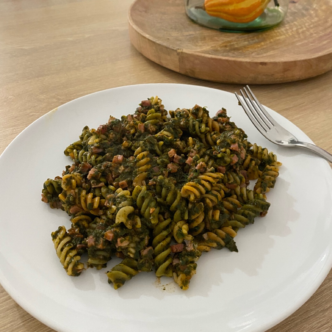 Pasta de verdura con espinacas y taquitos de jamón serrano