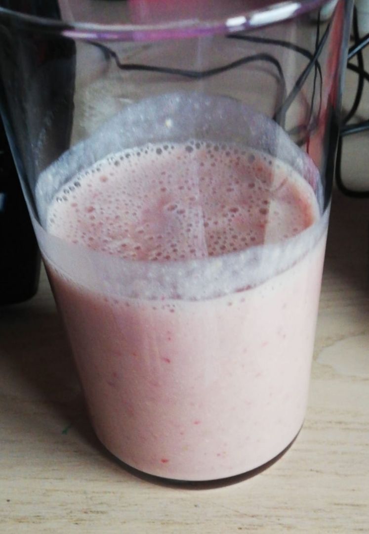 Smoothie de fresas y pera con anacardos