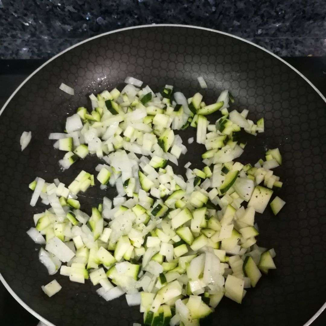 Revuelto de calabacín, tomate y cebolla con queso. Step 0