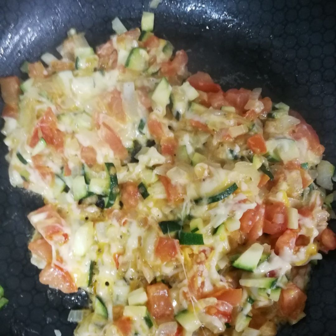 Revuelto de calabacín, tomate y cebolla con queso. Step 0