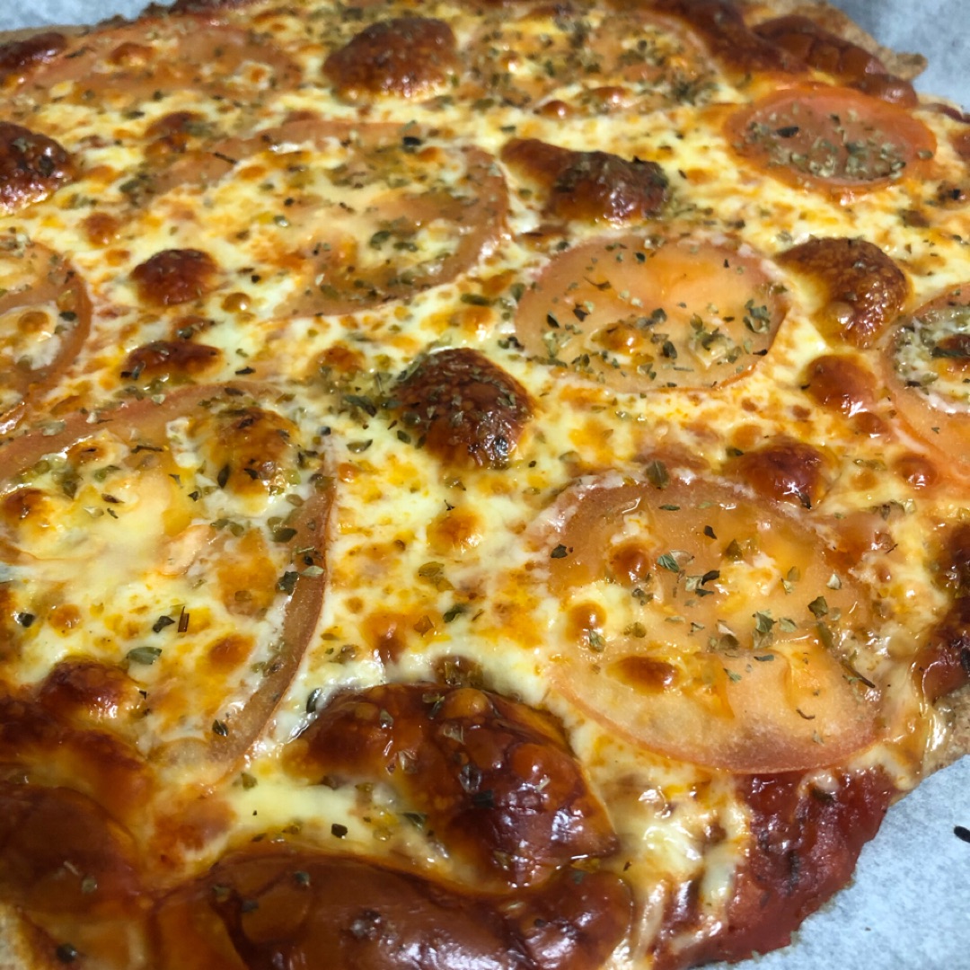 Pizza integral con mozzarella y tomate 