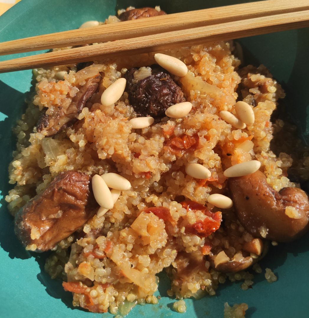 Quinoa con shitakes, tomate seco y piñones 